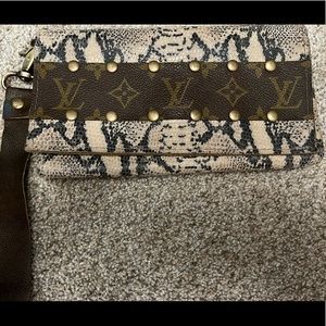 Keep it gypsy full strip of LV wallet with wristlet strap